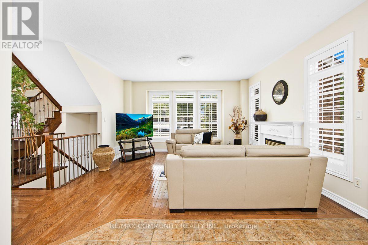 2 Solace Road, Markham, ON - Indoor Photo Showing Living Room