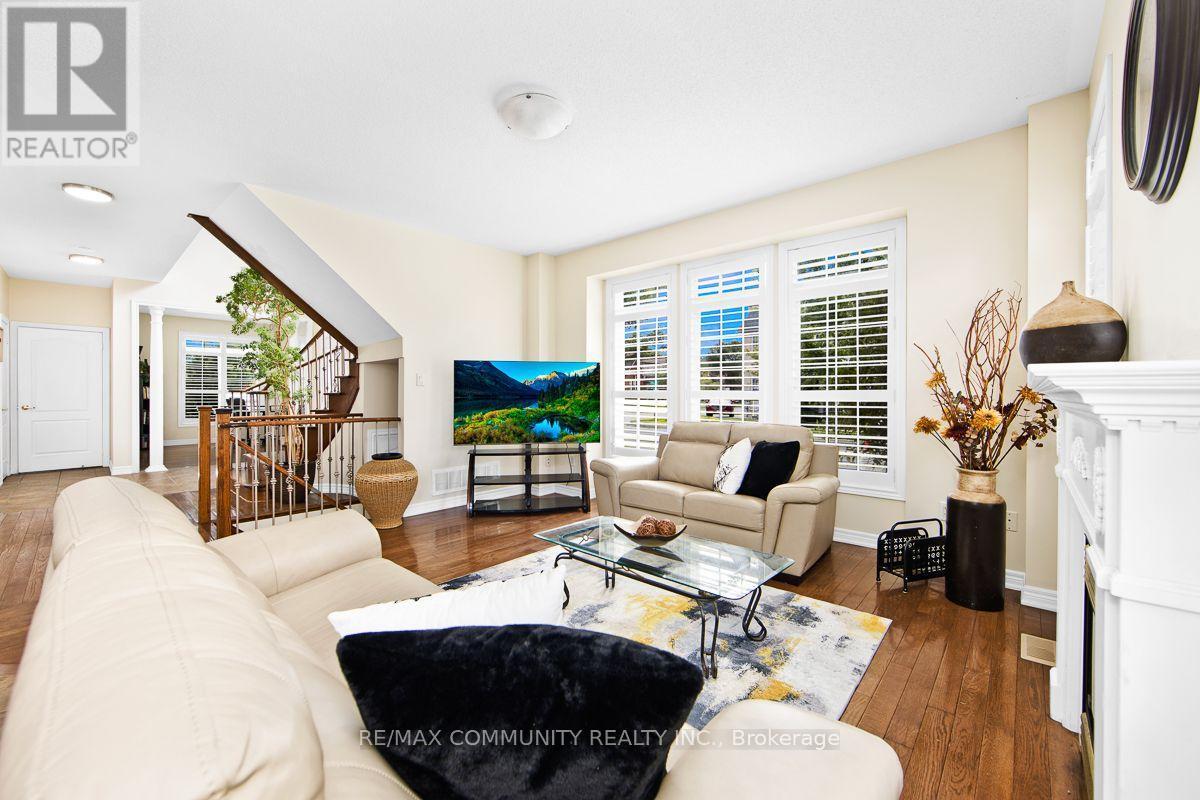 2 Solace Road, Markham, ON - Indoor Photo Showing Living Room