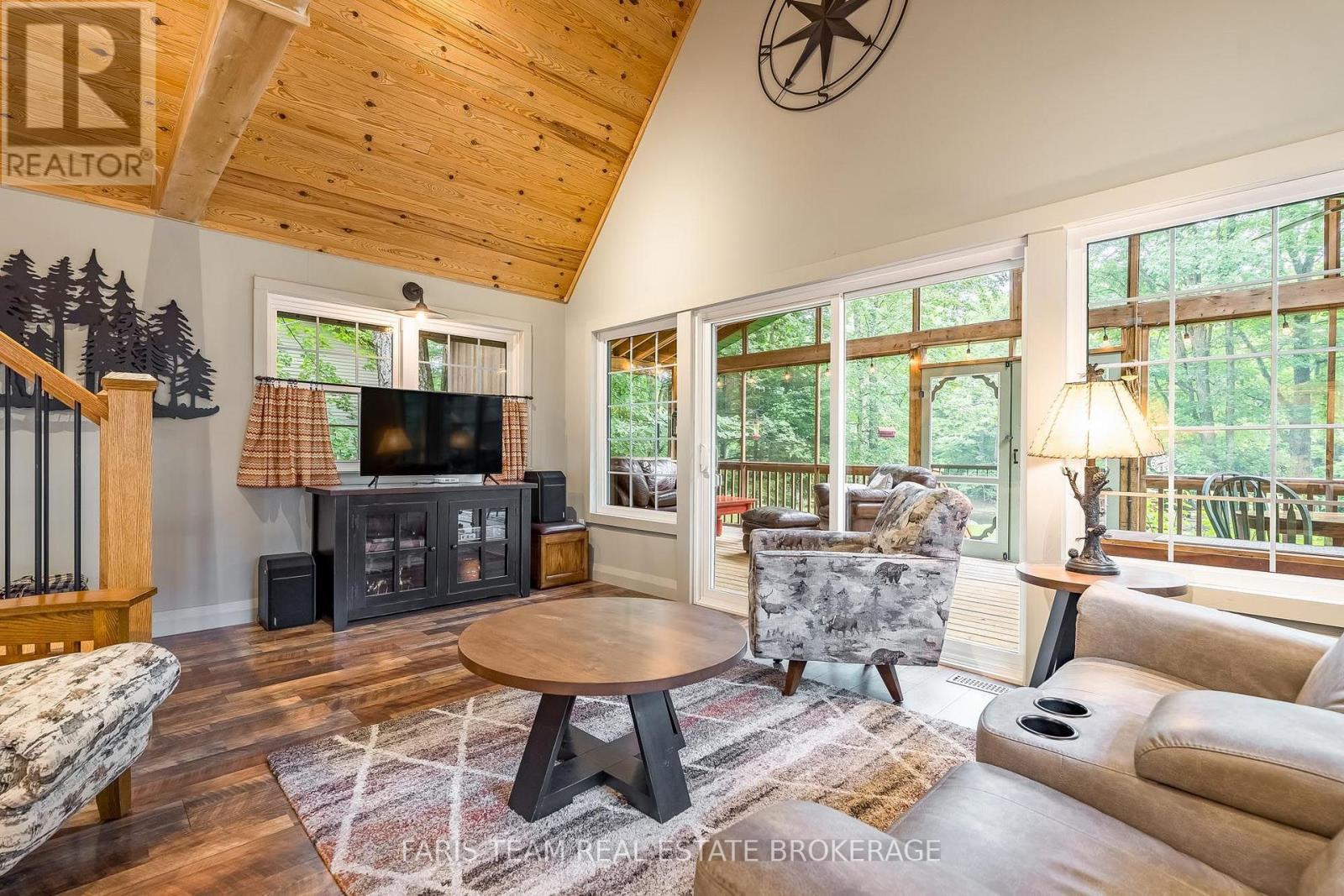 7353 Davy Drive, Ramara, ON - Indoor Photo Showing Living Room