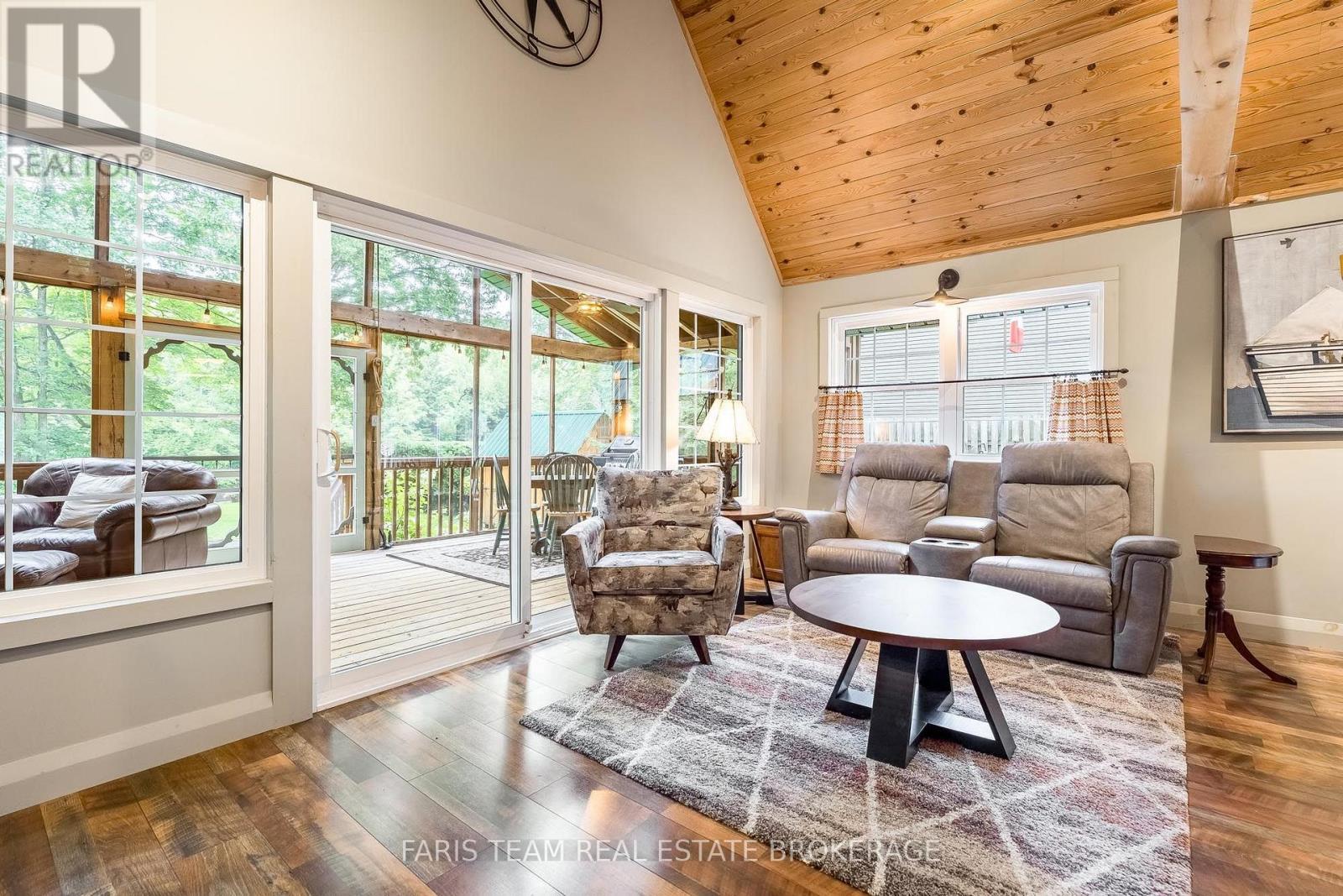 7353 Davy Drive, Ramara, ON - Indoor Photo Showing Living Room