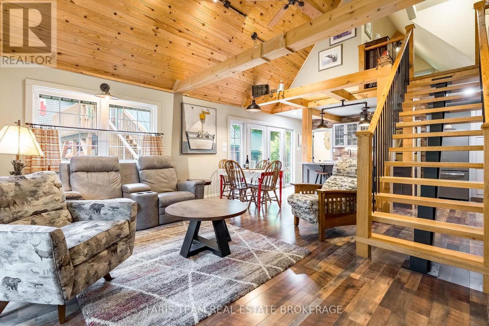 7353 Davy Drive, Ramara, ON - Indoor Photo Showing Living Room