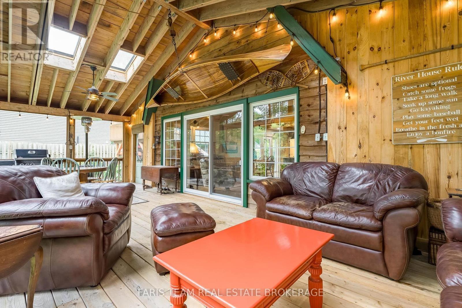 7353 Davy Drive, Ramara, ON - Indoor Photo Showing Living Room