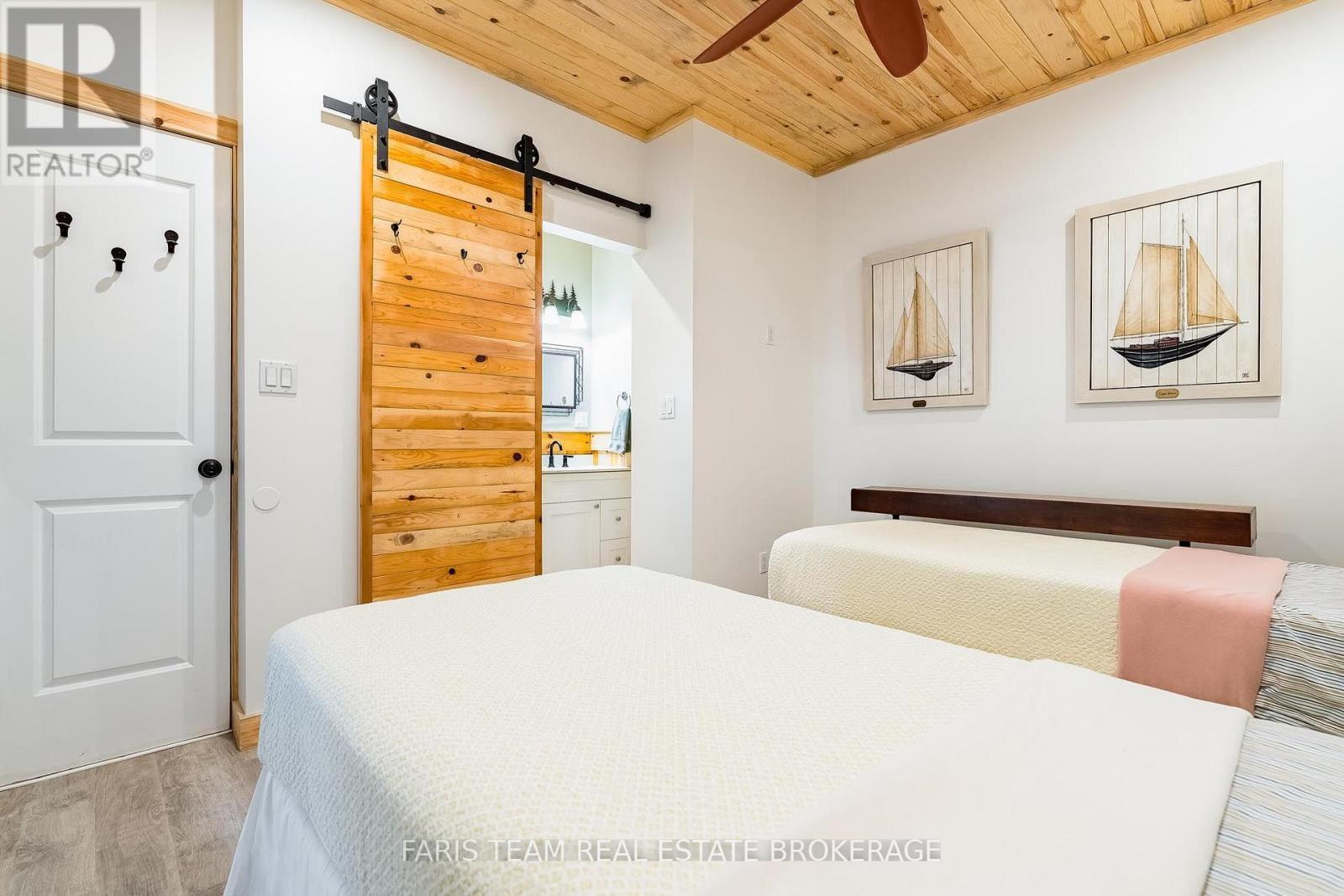 7353 Davy Drive, Ramara, ON - Indoor Photo Showing Bedroom