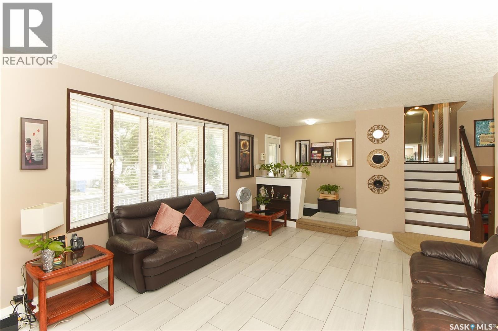 18 Kyle Street, Regina, SK - Indoor Photo Showing Living Room
