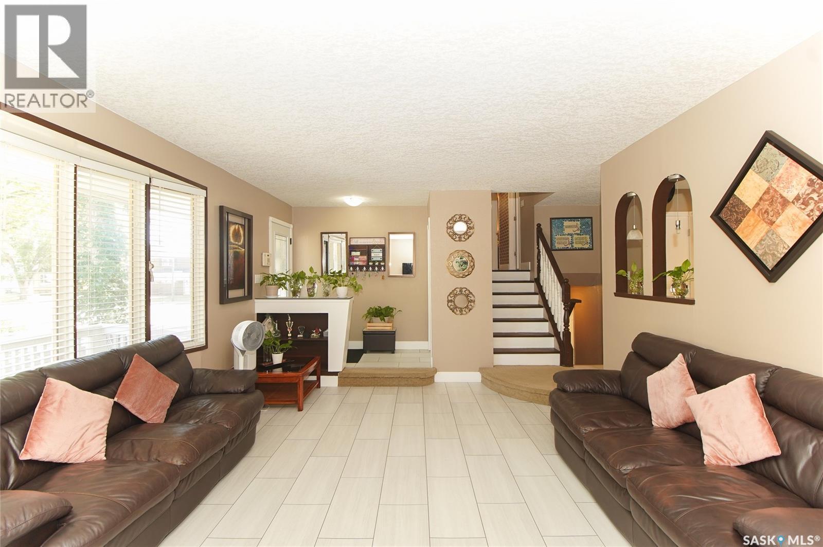 18 Kyle Street, Regina, SK - Indoor Photo Showing Living Room