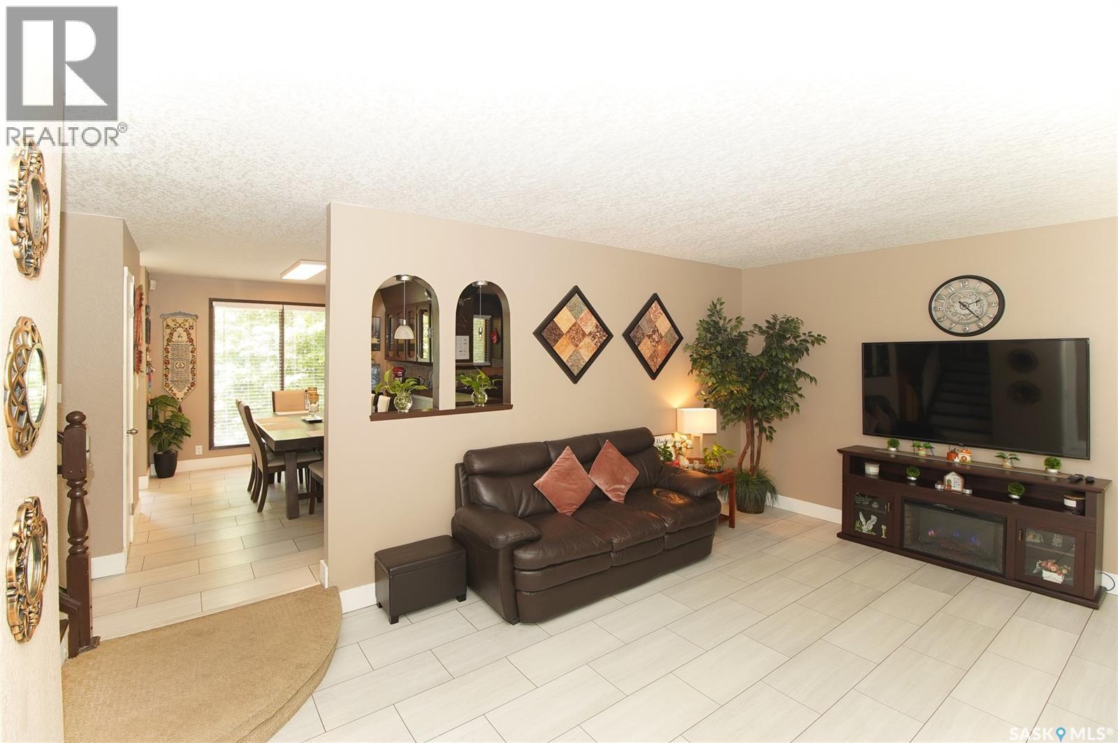 18 Kyle Street, Regina, SK - Indoor Photo Showing Living Room