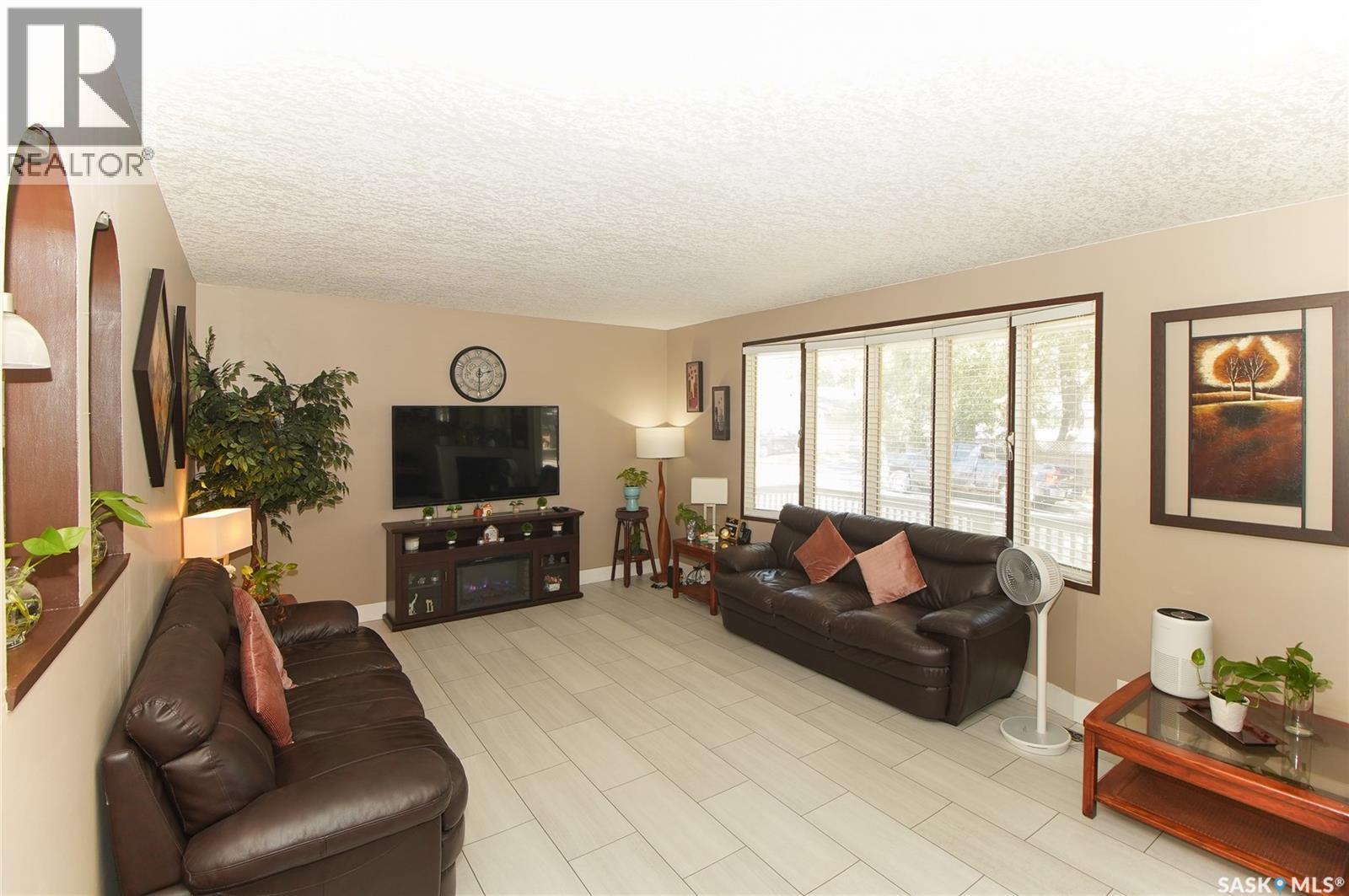 18 Kyle Street, Regina, SK - Indoor Photo Showing Living Room