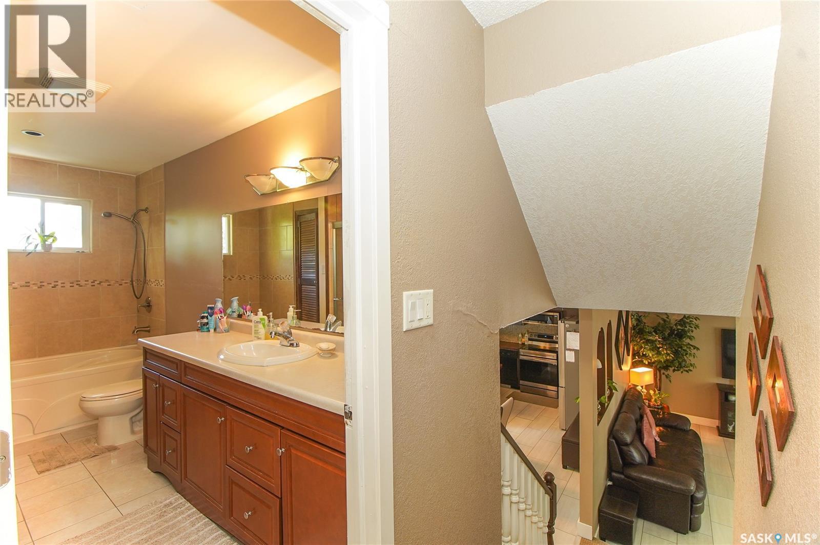 18 Kyle Street, Regina, SK - Indoor Photo Showing Bathroom