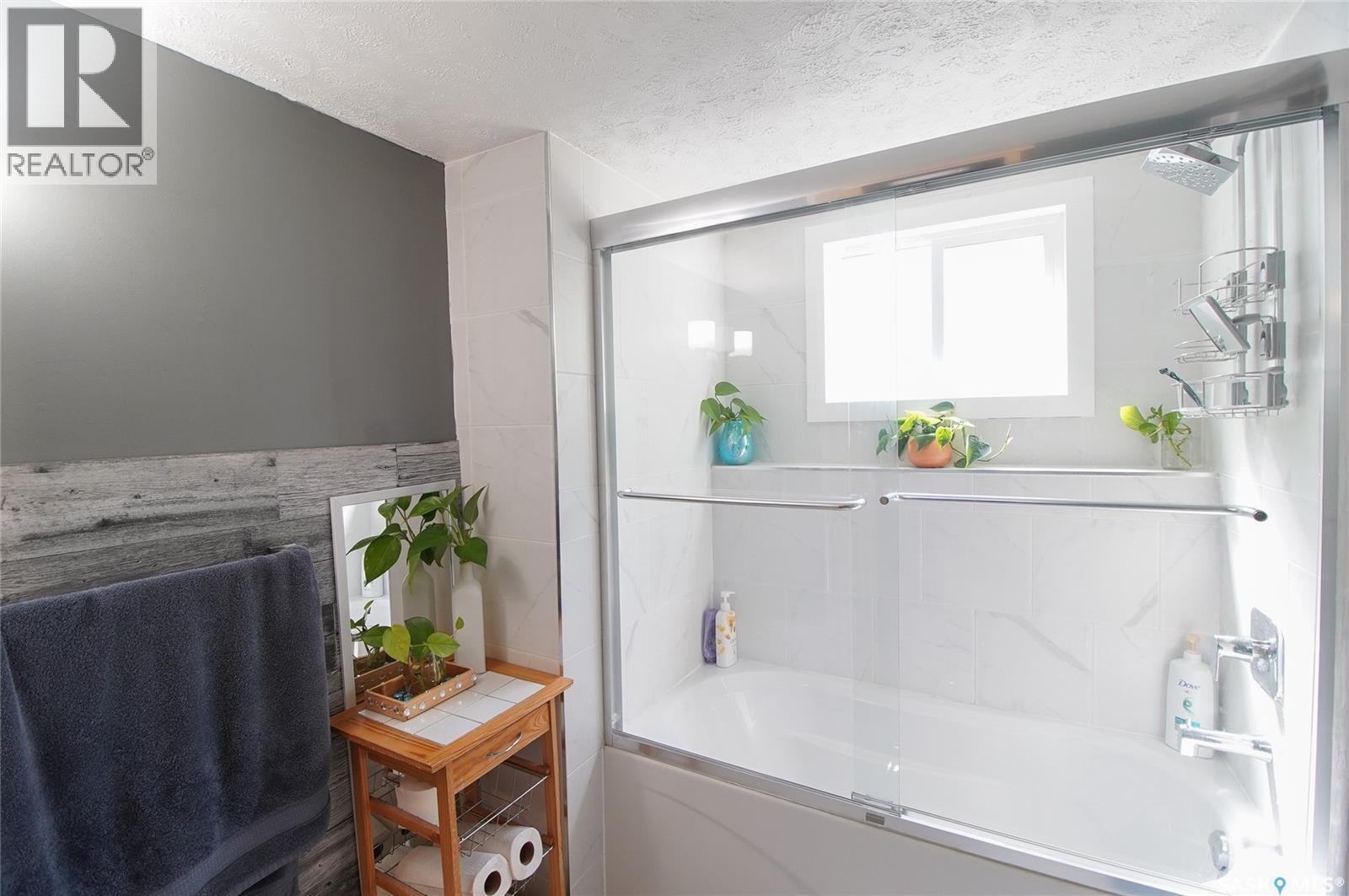 18 Kyle Street, Regina, SK - Indoor Photo Showing Bathroom