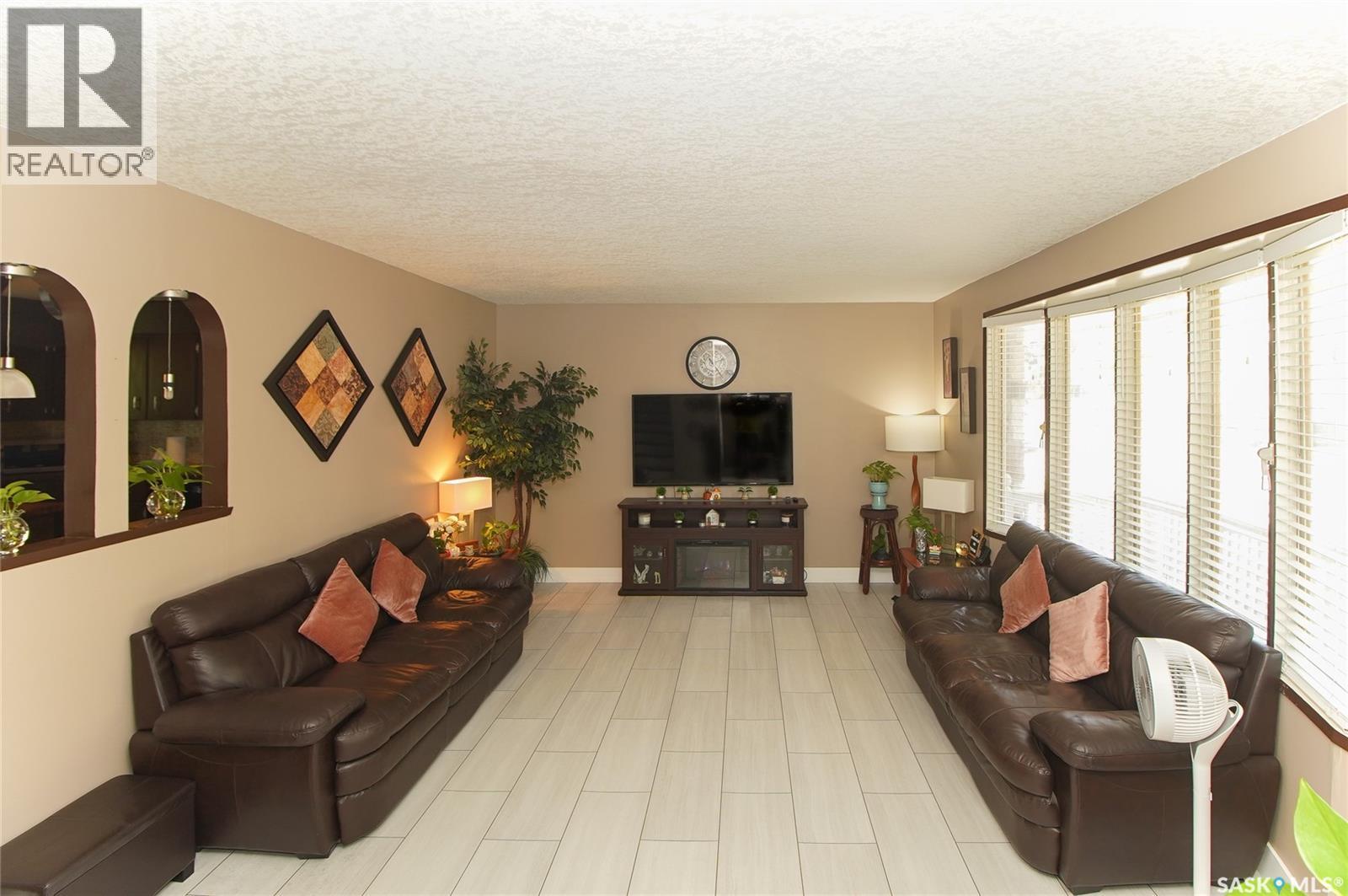 18 Kyle Street, Regina, SK - Indoor Photo Showing Living Room