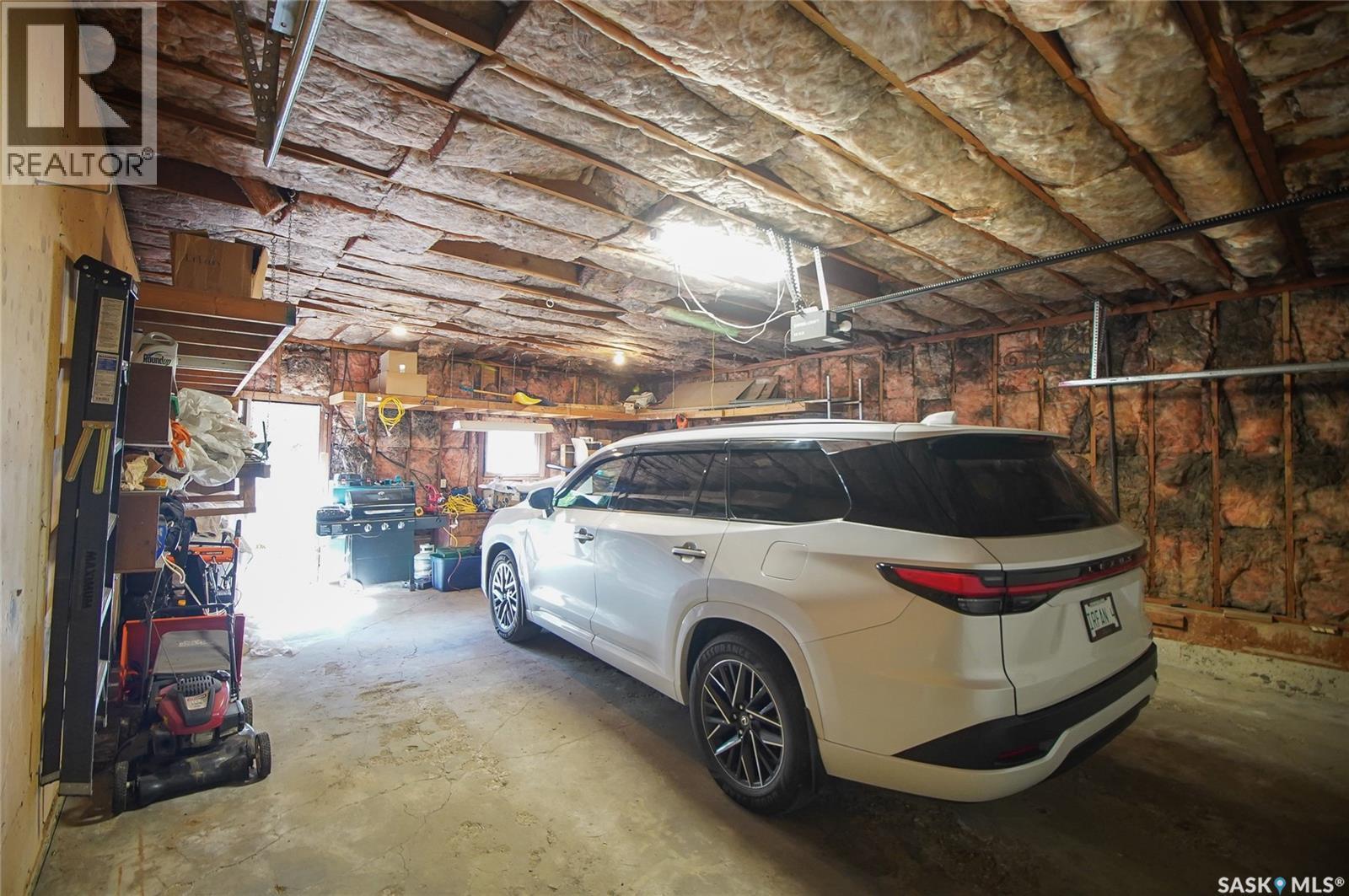 18 Kyle Street, Regina, SK - Indoor Photo Showing Garage