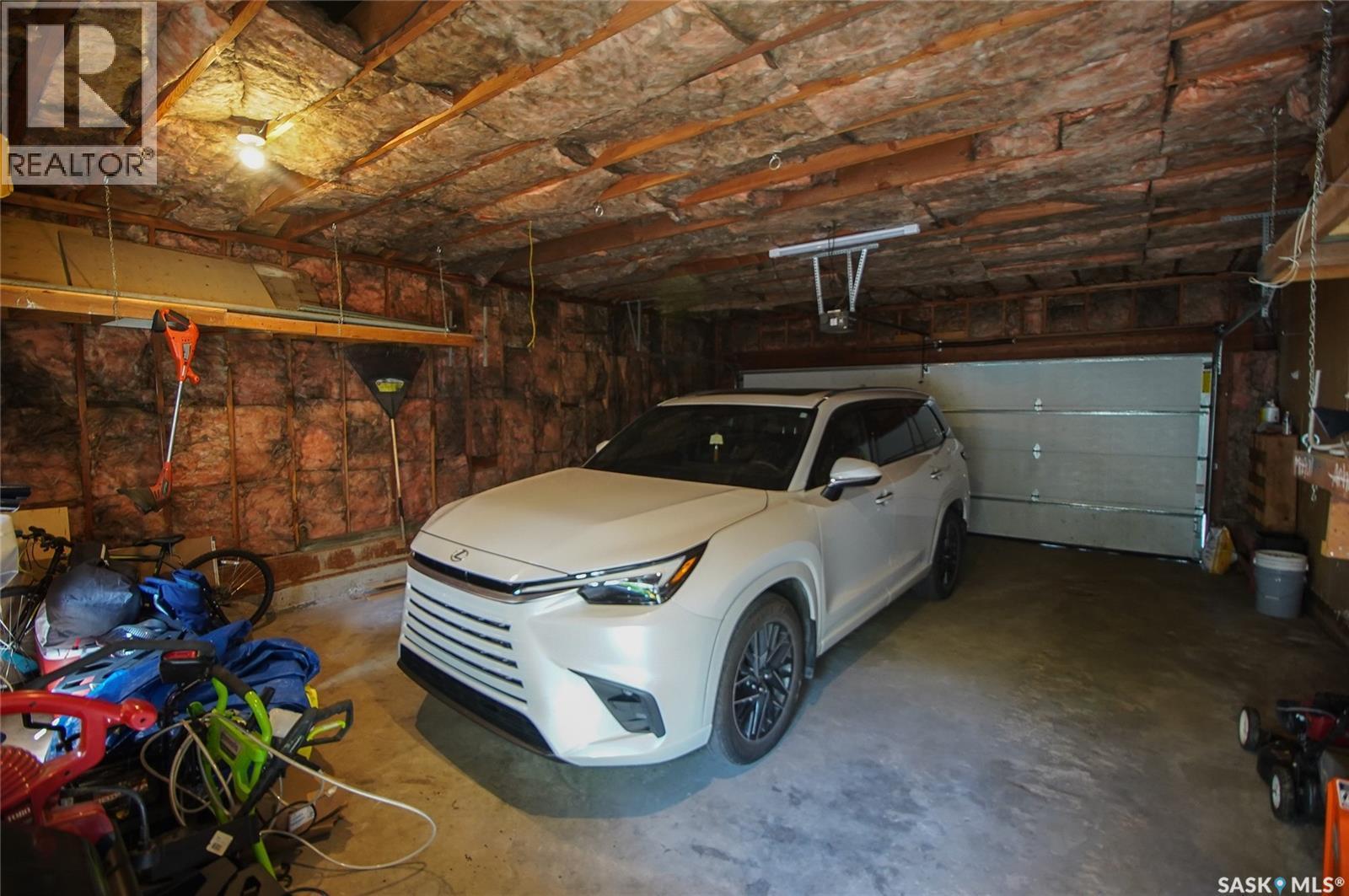 18 Kyle Street, Regina, SK - Indoor Photo Showing Garage
