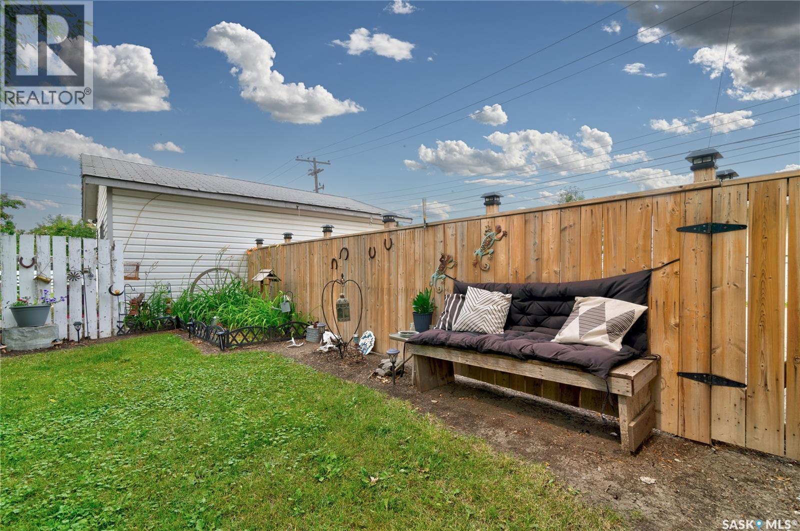 1230 Dewdney Avenue E, Regina, SK - Outdoor