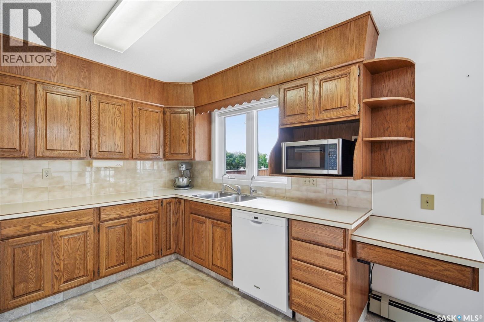 139 Wright Crescent, Biggar, SK - Indoor Photo Showing Kitchen With Double Sink
