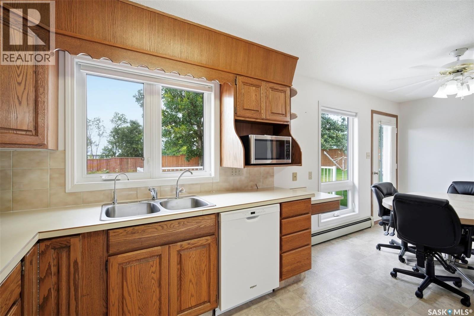 139 Wright Crescent, Biggar, SK - Indoor Photo Showing Kitchen With Double Sink
