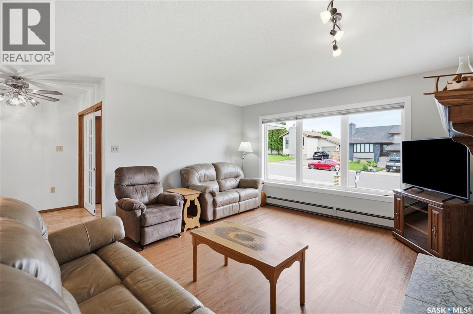 139 Wright Crescent, Biggar, SK - Indoor Photo Showing Living Room