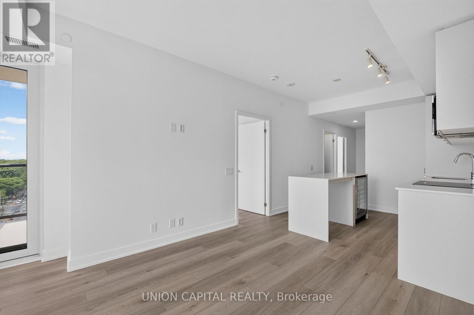 910 - 1660 Bloor Street W, Toronto, ON - Indoor Photo Showing Kitchen