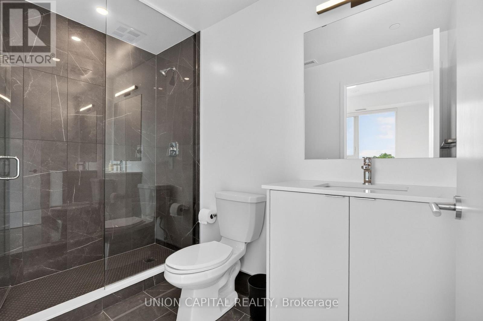 910 - 1660 Bloor Street W, Toronto, ON - Indoor Photo Showing Bathroom