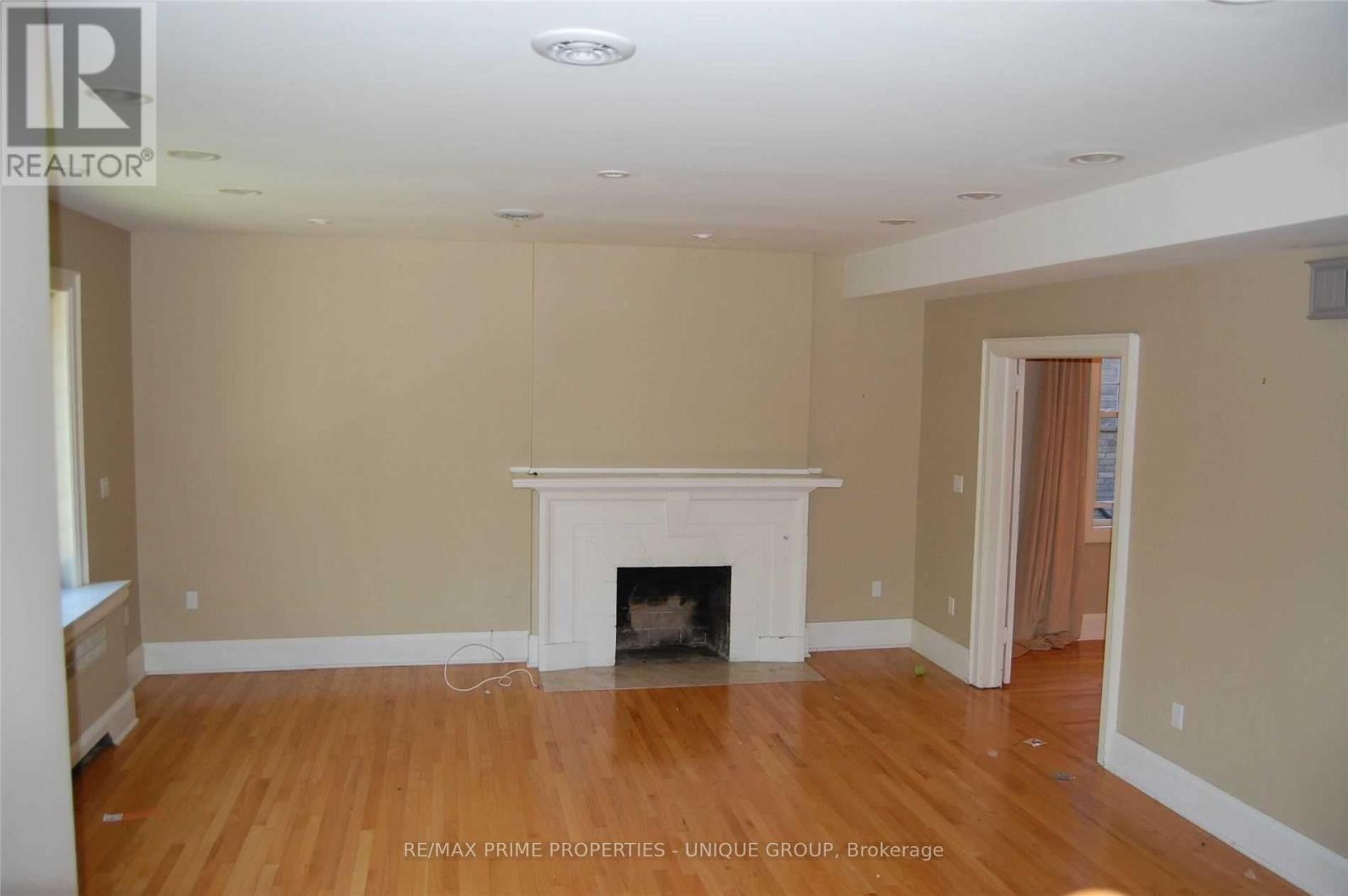 Upper - 39 Whitehall Road, Toronto, ON - Indoor With Fireplace