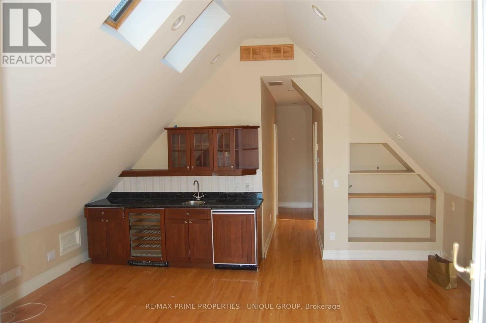 Upper - 39 Whitehall Road, Toronto, ON - Indoor Photo Showing Other Room
