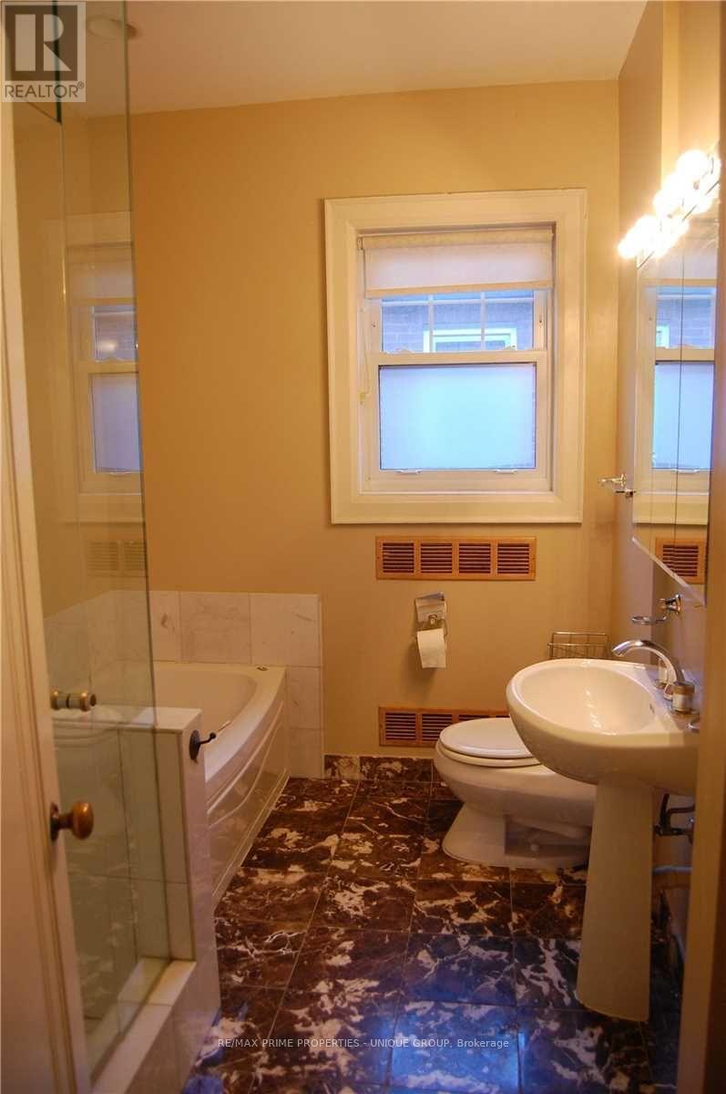 Upper - 39 Whitehall Road, Toronto, ON - Indoor Photo Showing Bathroom