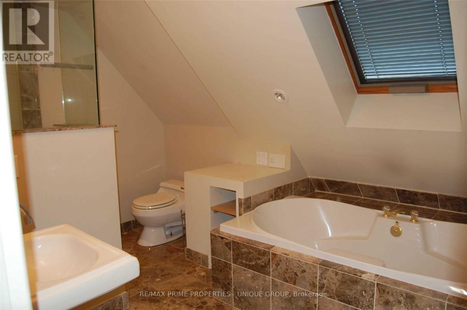 Upper - 39 Whitehall Road, Toronto, ON - Indoor Photo Showing Bathroom