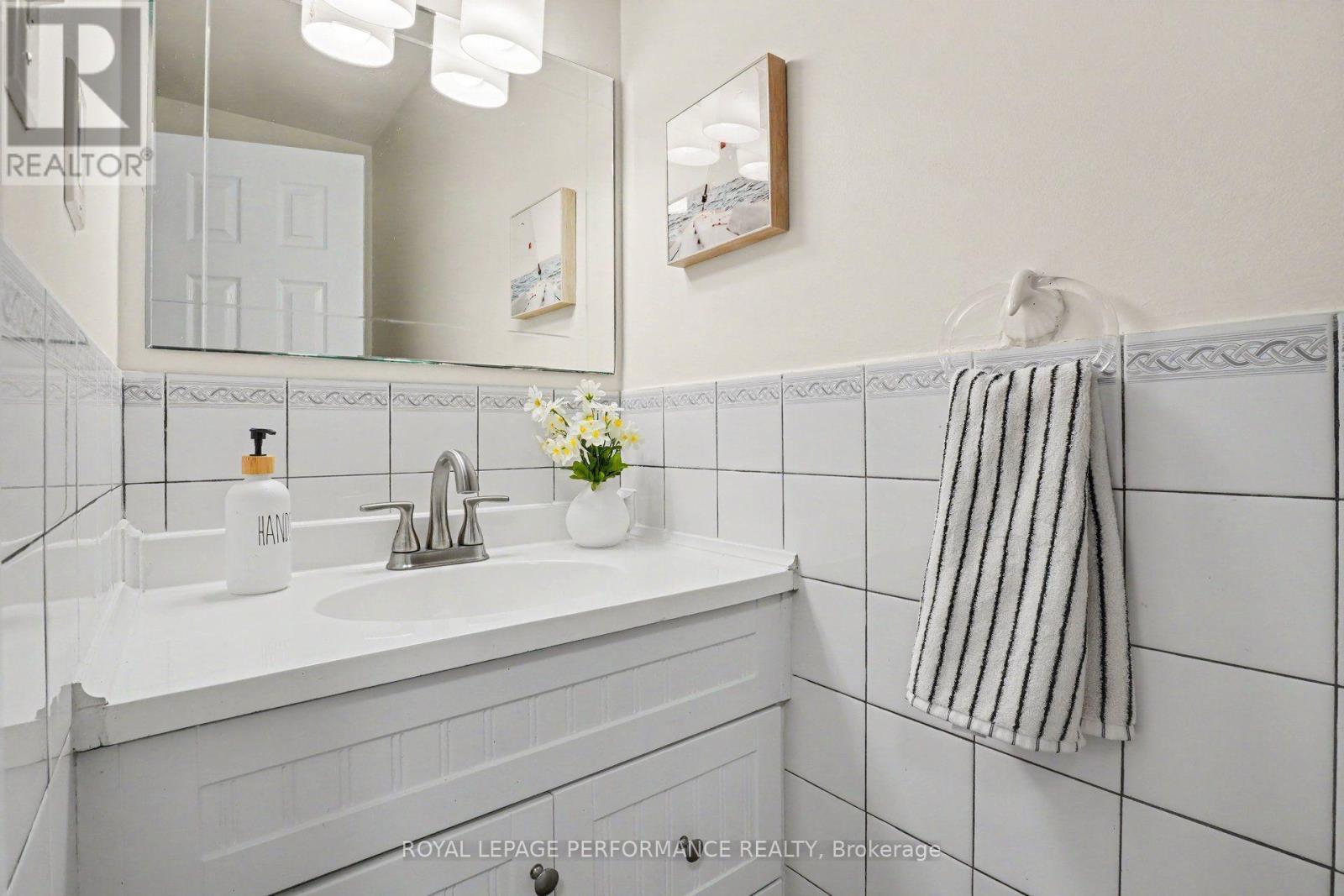 13 Centrepark Drive, Ottawa, ON - Indoor Photo Showing Bathroom