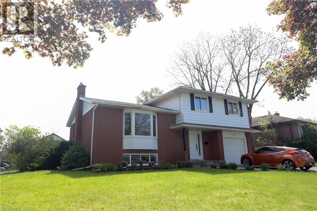 Brick and siding exterior with a large bay window - 77 Orchard Mill Crescent, Kitchener, ON - Outdoor
