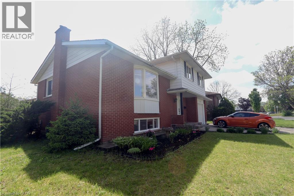 Brick exterior with white siding and a bay window - 77 Orchard Mill Crescent, Kitchener, ON - Outdoor