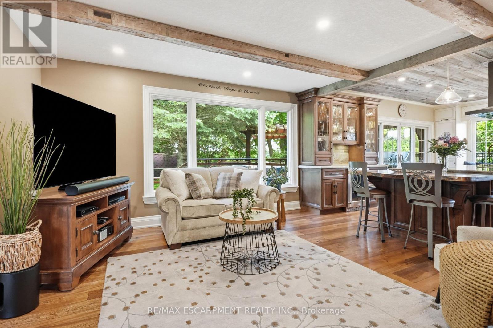 314 7Th Concession Road E, Hamilton, ON - Indoor Photo Showing Living Room