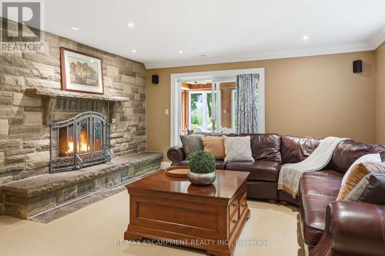 314 7Th Concession Road E, Hamilton, ON - Indoor Photo Showing Living Room With Fireplace