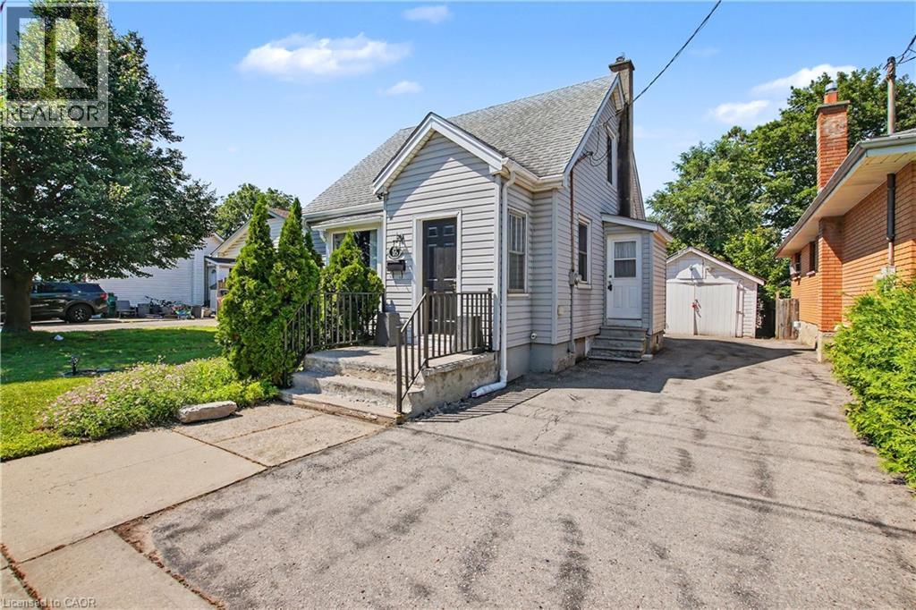 Gabled roofline, siding exterior, paved driveway, detached garage, and mature trees - 16 Mercer Road, Cambridge, ON - Outdoor
