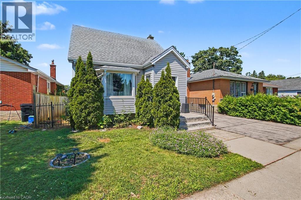 Gabled roofline, light-colored siding, and a prominent bay window - 16 Mercer Road, Cambridge, ON - Outdoor
