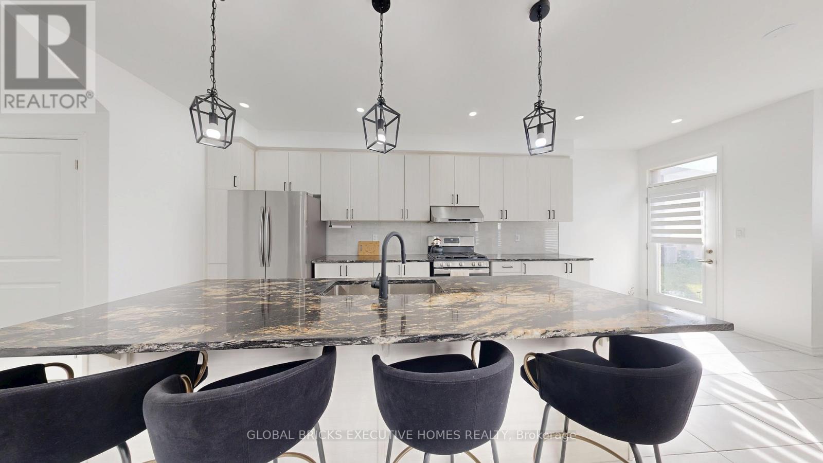2885 Foxden Square, Pickering, ON - Indoor Photo Showing Kitchen With Upgraded Kitchen