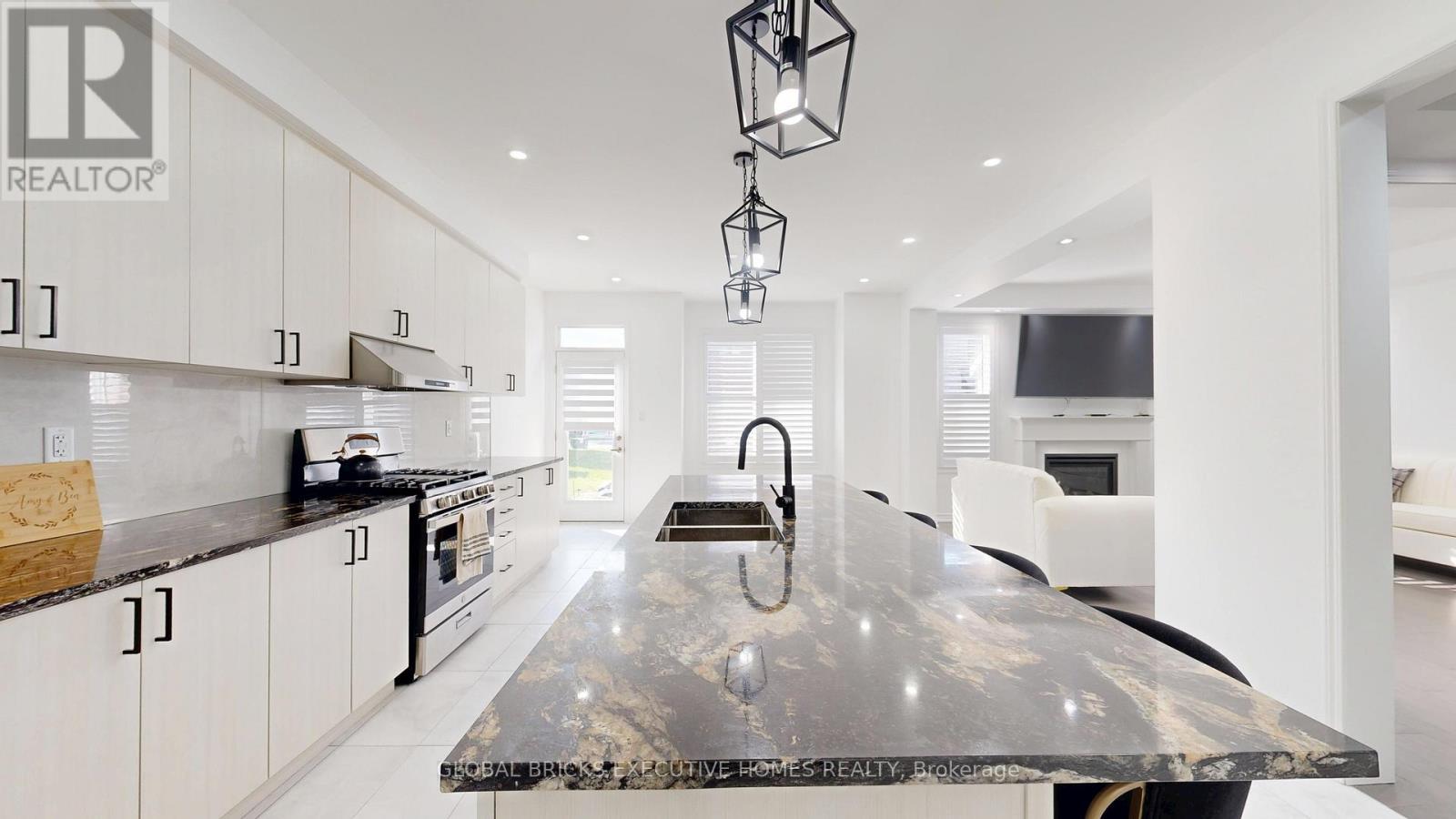 2885 Foxden Square, Pickering, ON - Indoor Photo Showing Kitchen With Double Sink With Upgraded Kitchen