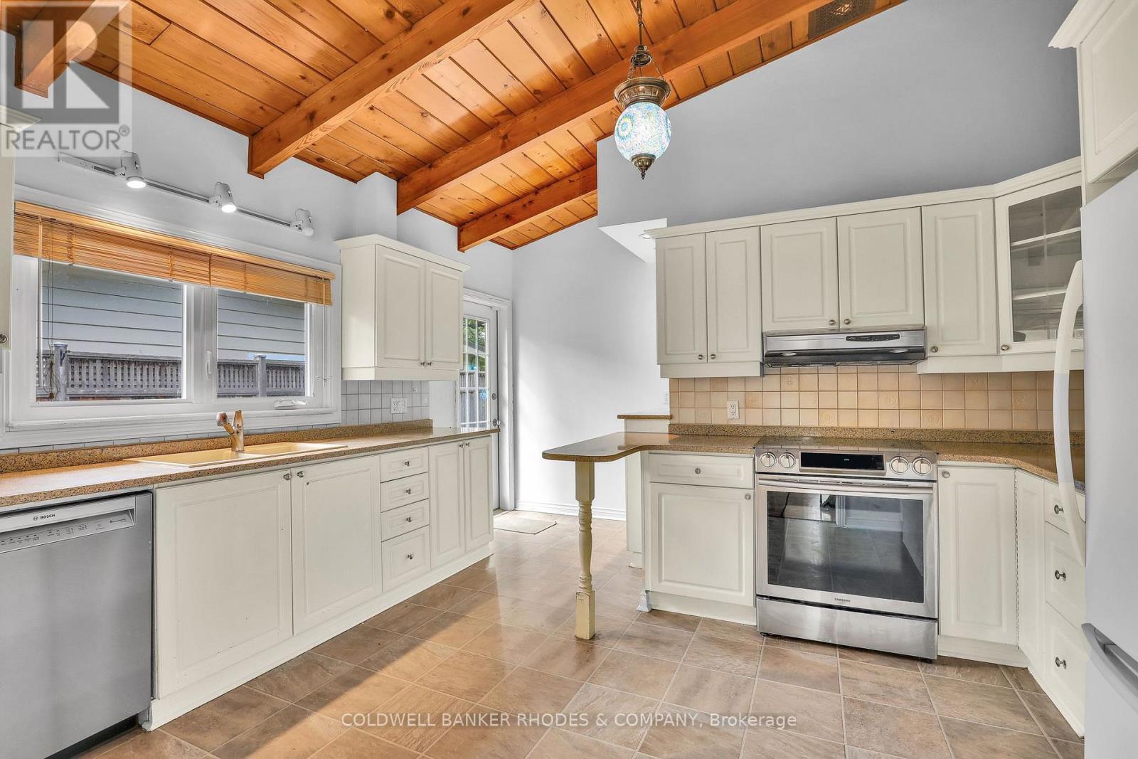 359 Mountbatten Avenue, Ottawa, ON - Indoor Photo Showing Kitchen