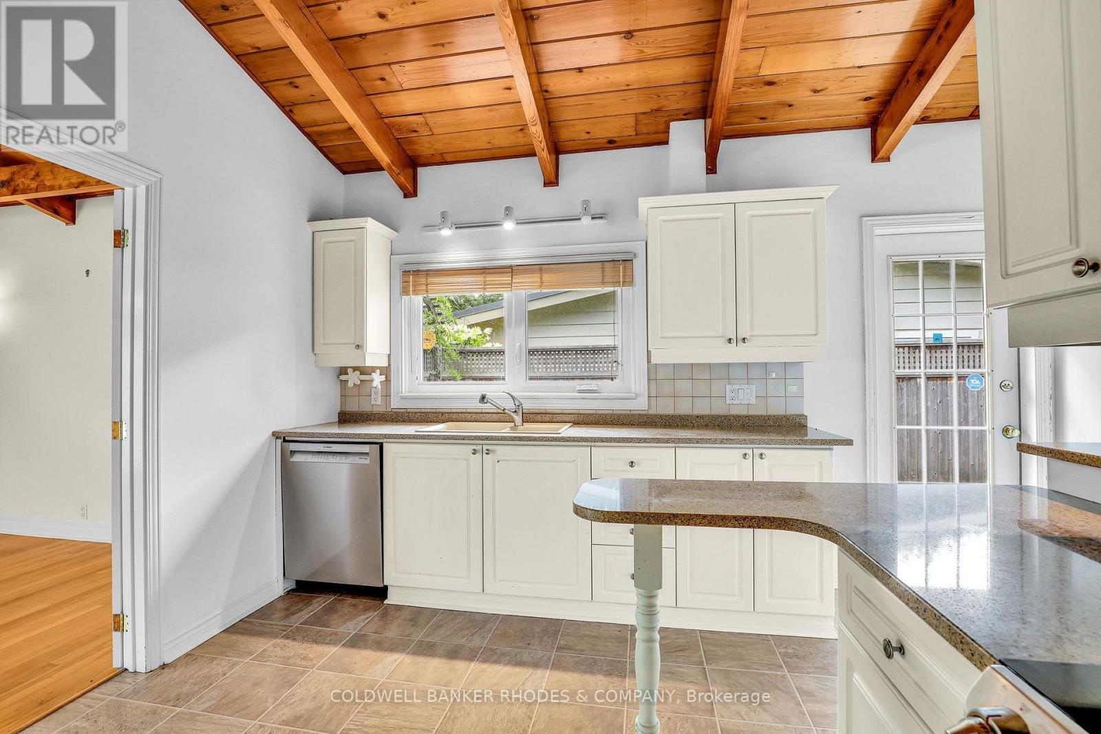 359 Mountbatten Avenue, Ottawa, ON - Indoor Photo Showing Kitchen