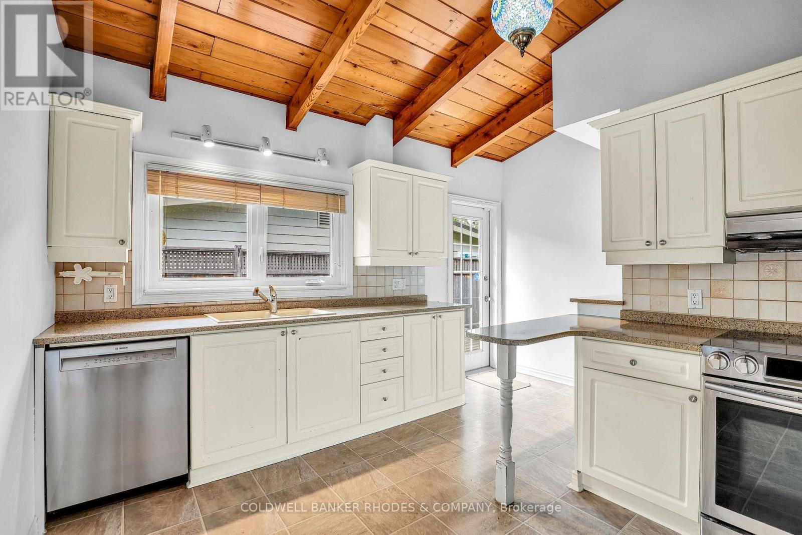 359 Mountbatten Avenue, Ottawa, ON - Indoor Photo Showing Kitchen