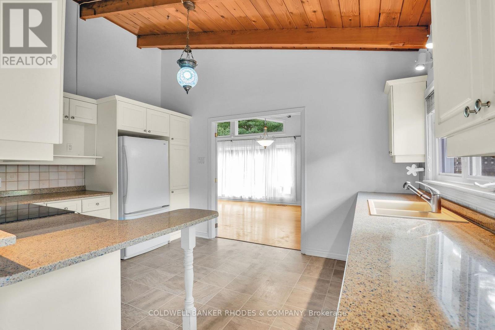 359 Mountbatten Avenue, Ottawa, ON - Indoor Photo Showing Kitchen With Double Sink
