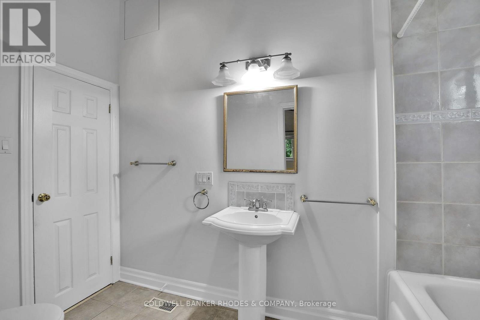 359 Mountbatten Avenue, Ottawa, ON - Indoor Photo Showing Bathroom