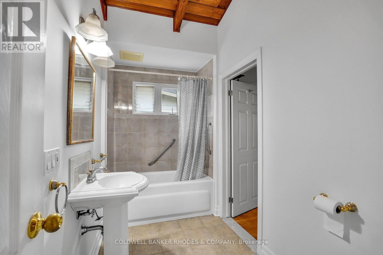 359 Mountbatten Avenue, Ottawa, ON - Indoor Photo Showing Bathroom