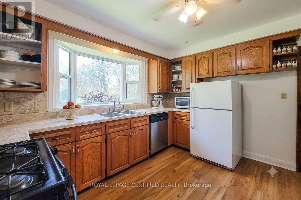 55 Garner Road, Hamilton, ON - Indoor Photo Showing Kitchen With Double Sink