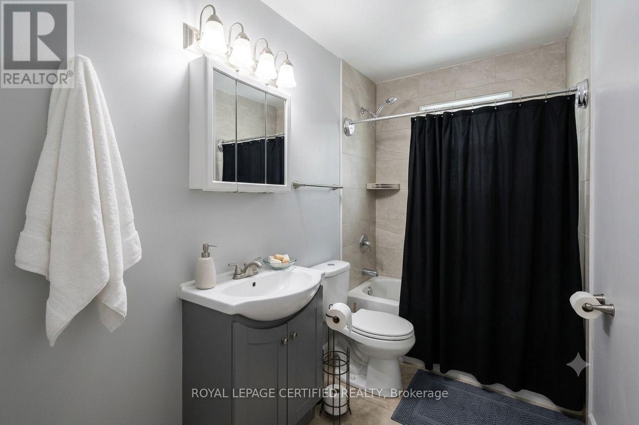 55 Garner Road, Hamilton, ON - Indoor Photo Showing Bathroom