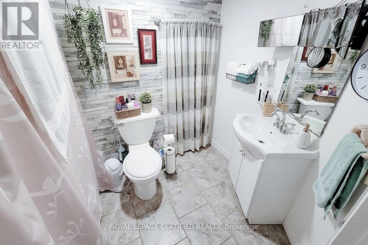 55 Garner Road, Hamilton, ON - Indoor Photo Showing Bathroom