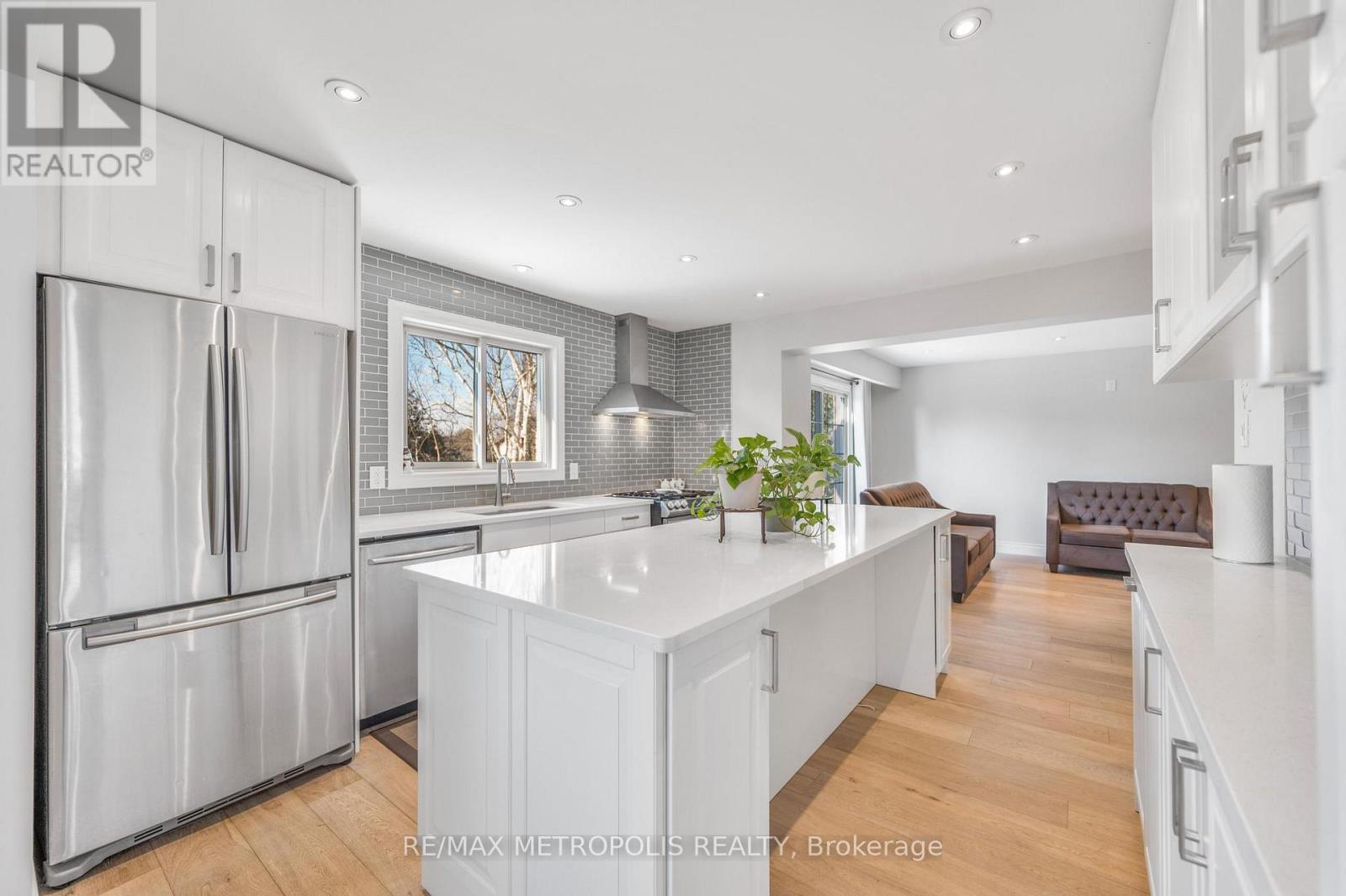 Main - 57 Calder Crescent, Whitby, ON - Indoor Photo Showing Kitchen With Upgraded Kitchen