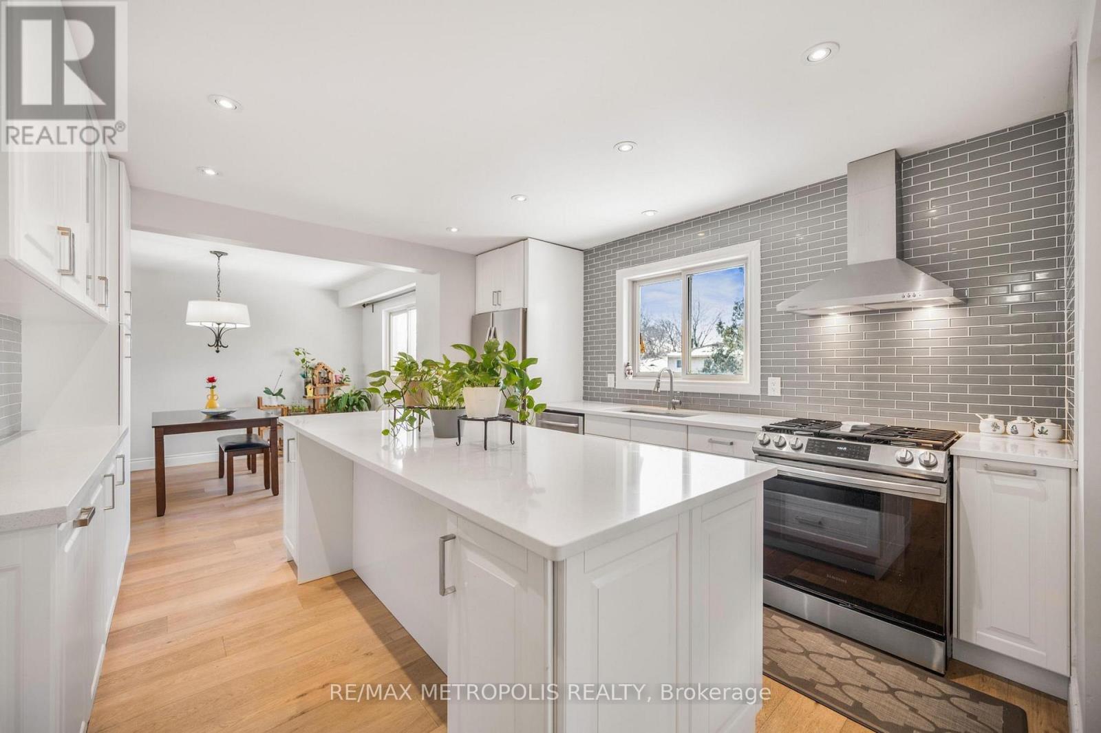 Main - 57 Calder Crescent, Whitby, ON - Indoor Photo Showing Kitchen With Upgraded Kitchen