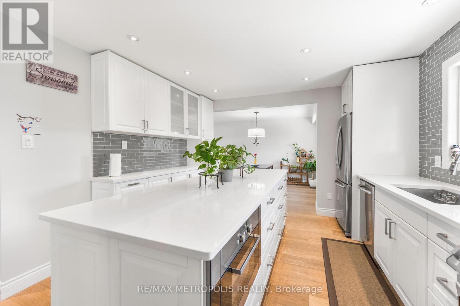 Main - 57 Calder Crescent, Whitby, ON - Indoor Photo Showing Kitchen With Upgraded Kitchen