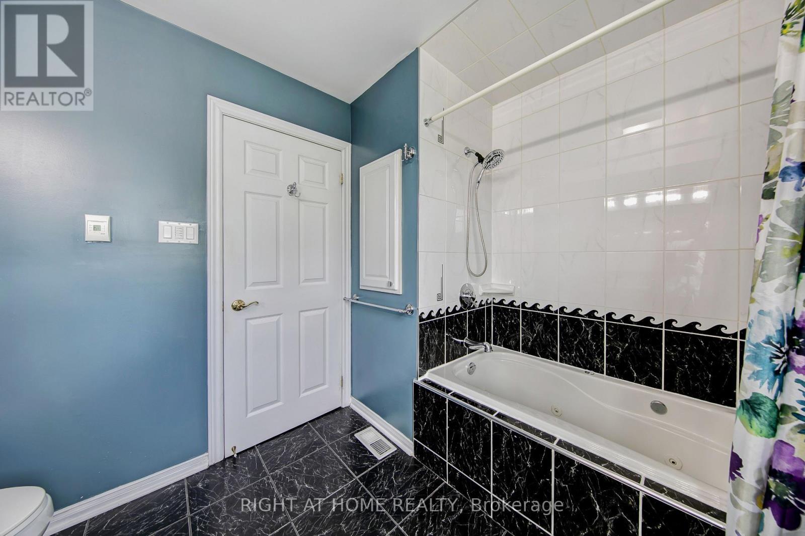 2796 Tallberg Court, Mississauga, ON - Indoor Photo Showing Bathroom