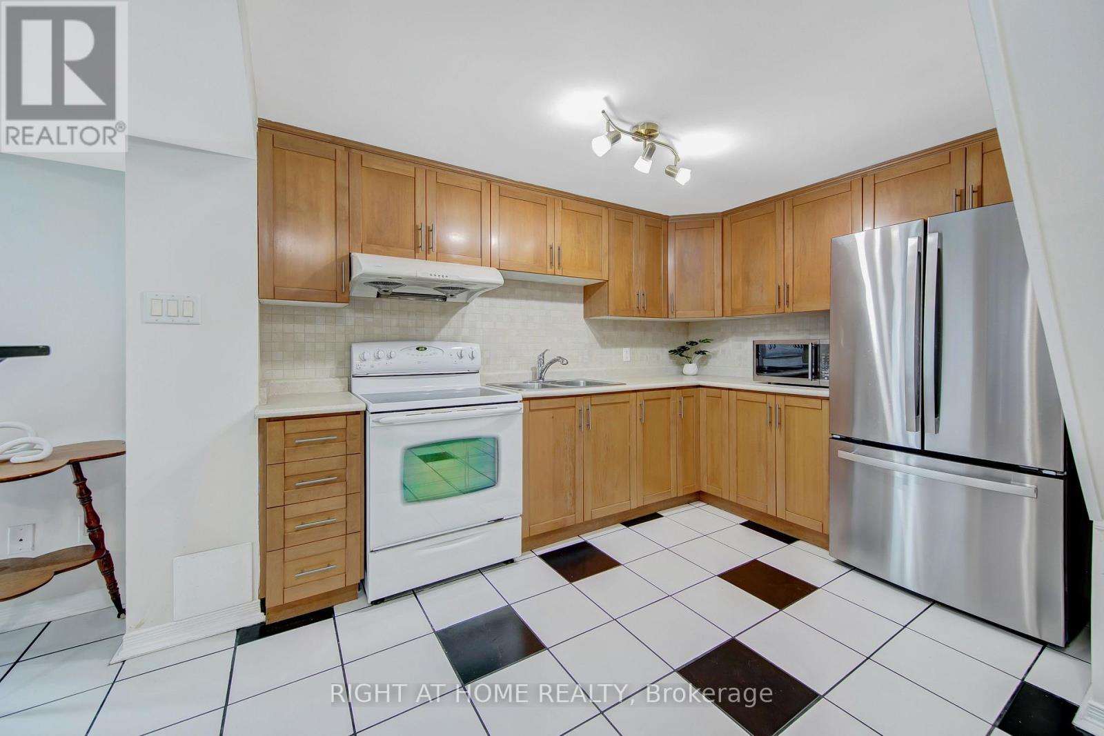 2796 Tallberg Court, Mississauga, ON - Indoor Photo Showing Kitchen