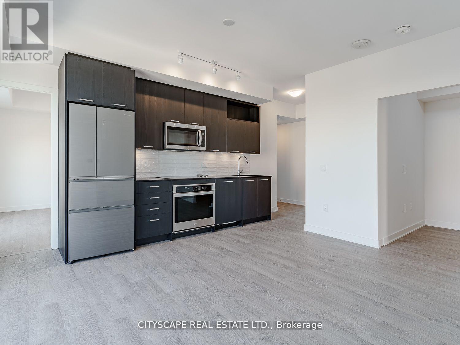 405 - 120 Eagle Rock Way, Vaughan, ON - Indoor Photo Showing Kitchen